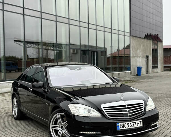 Черный Мерседес С Класс, объемом двигателя 3 л и пробегом 360 тыс. км за 17999 $, фото 1 на Automoto.ua