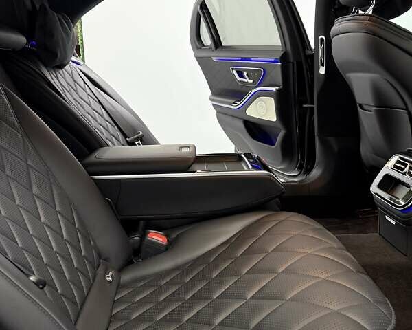 Черный Мерседес С Класс, объемом двигателя 3.98 л и пробегом 22 тыс. км за 125000 $, фото 41 на Automoto.ua