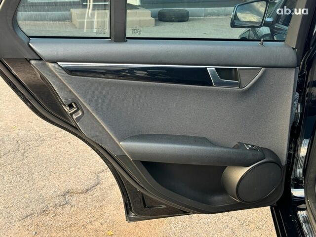 Черный Мерседес С Класс, объемом двигателя 2.2 л и пробегом 240 тыс. км за 10000 $, фото 16 на Automoto.ua