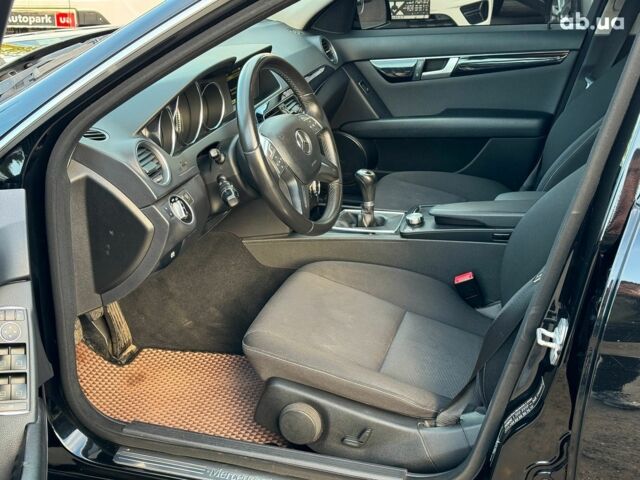 Черный Мерседес С Класс, объемом двигателя 2.2 л и пробегом 240 тыс. км за 10000 $, фото 13 на Automoto.ua