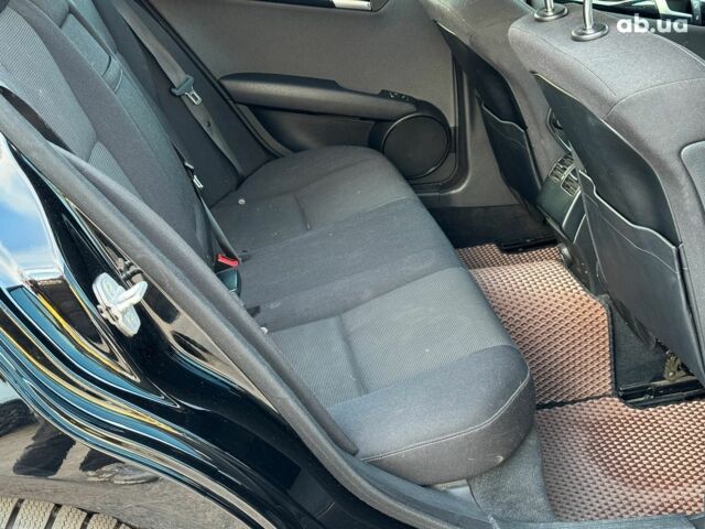 Черный Мерседес С Класс, объемом двигателя 2.2 л и пробегом 240 тыс. км за 10000 $, фото 19 на Automoto.ua