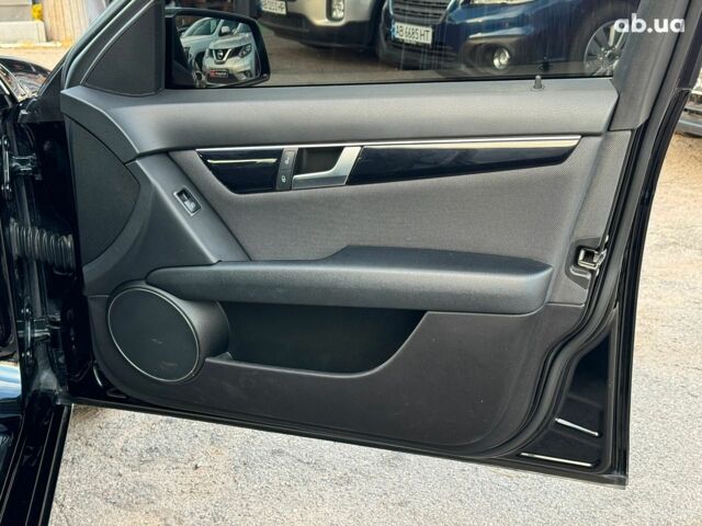 Черный Мерседес С Класс, объемом двигателя 2.2 л и пробегом 240 тыс. км за 10000 $, фото 20 на Automoto.ua