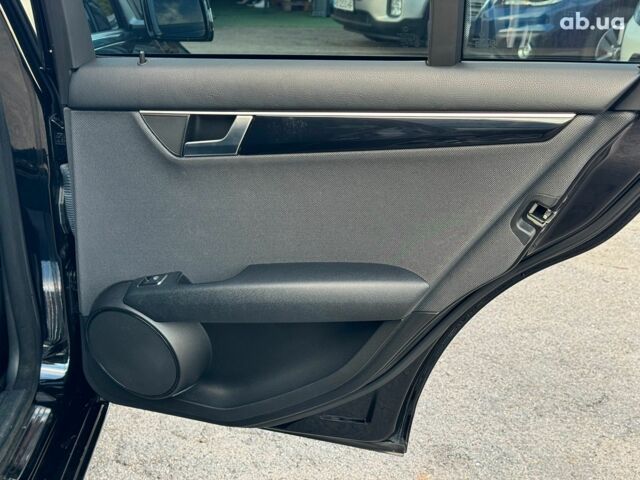 Черный Мерседес С Класс, объемом двигателя 2.2 л и пробегом 240 тыс. км за 10000 $, фото 18 на Automoto.ua