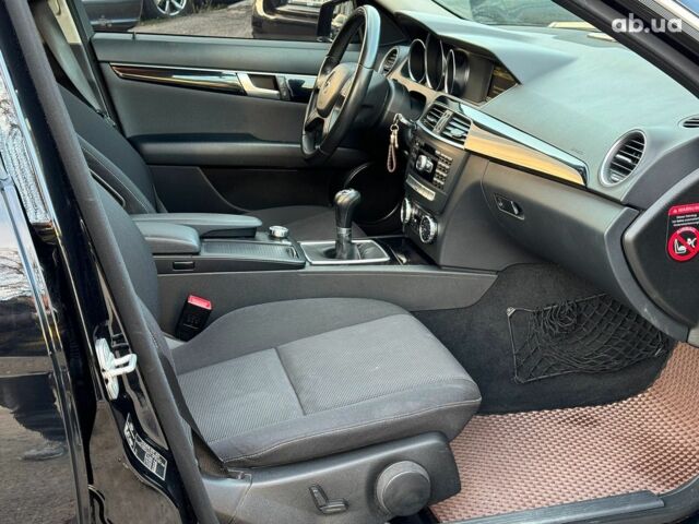 Черный Мерседес С Класс, объемом двигателя 2.2 л и пробегом 240 тыс. км за 10000 $, фото 21 на Automoto.ua