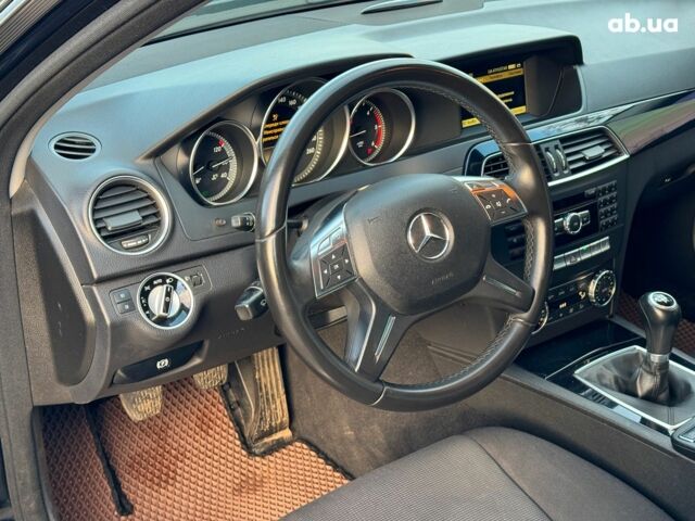 Черный Мерседес С Класс, объемом двигателя 2.2 л и пробегом 240 тыс. км за 10000 $, фото 15 на Automoto.ua