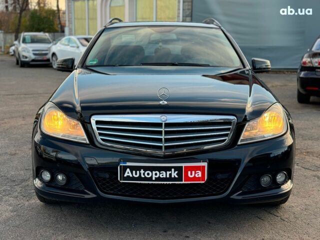 Черный Мерседес С Класс, объемом двигателя 2.2 л и пробегом 240 тыс. км за 10000 $, фото 1 на Automoto.ua