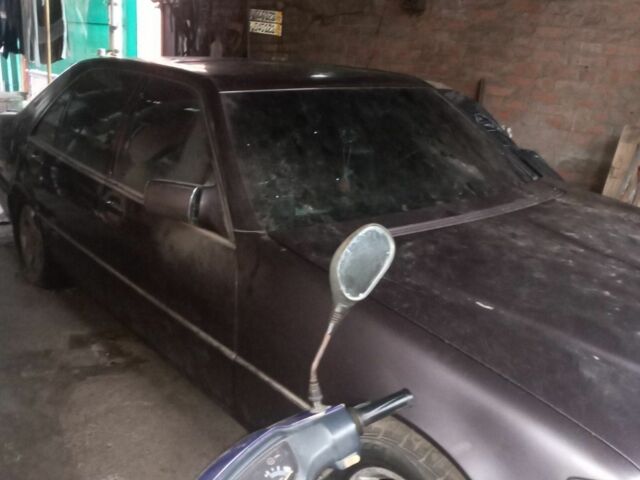 Фиолетовый Мерседес С Класс, объемом двигателя 5 л и пробегом 333 тыс. км за 3000 $, фото 3 на Automoto.ua