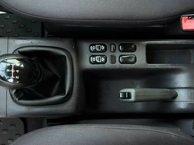 Красный Мерседес С Класс, объемом двигателя 1.4 л и пробегом 200 тыс. км за 4499 $, фото 13 на Automoto.ua