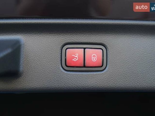 Красный Мерседес С Класс, объемом двигателя 4 л и пробегом 51 тыс. км за 99999 $, фото 97 на Automoto.ua