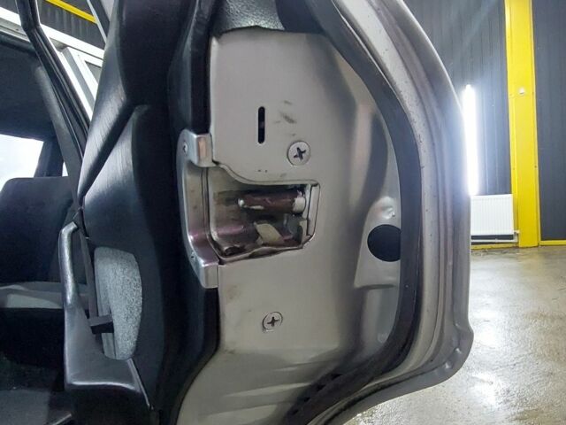 Серый Мерседес С Класс, объемом двигателя 5 л и пробегом 140 тыс. км за 10000 $, фото 19 на Automoto.ua