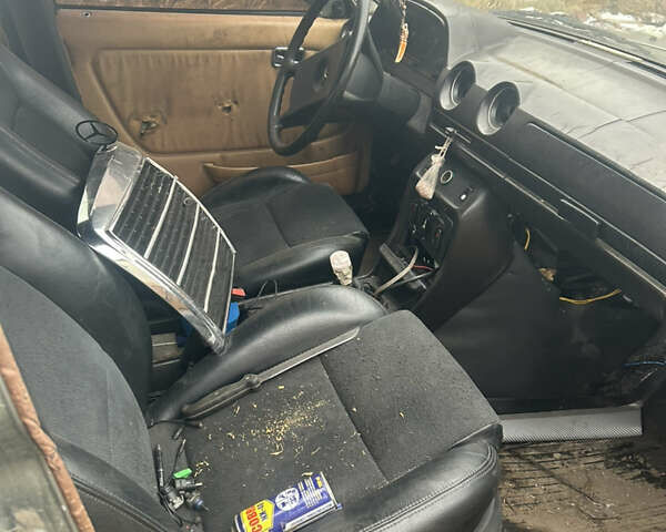 Серый Мерседес С Класс, объемом двигателя 1.97 л и пробегом 300 тыс. км за 750 $, фото 1 на Automoto.ua