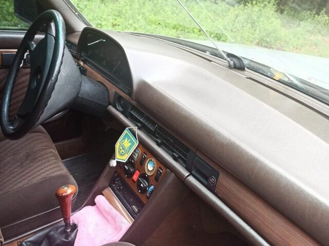 Серый Мерседес С Класс, объемом двигателя 3 л и пробегом 300 тыс. км за 3600 $, фото 4 на Automoto.ua