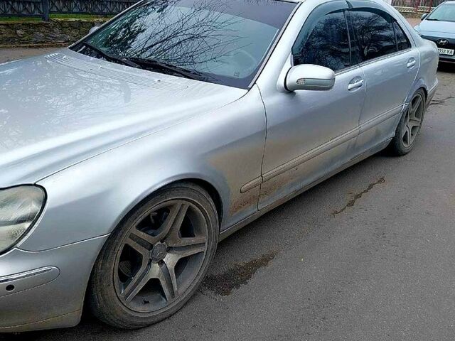 Серый Мерседес С Класс, объемом двигателя 3.2 л и пробегом 340 тыс. км за 4000 $, фото 1 на Automoto.ua