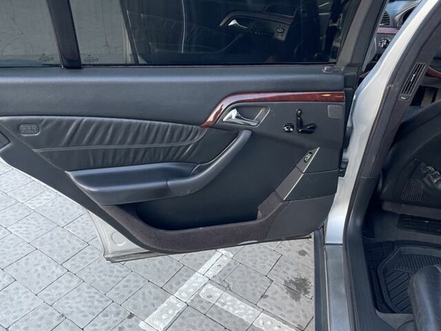 Серый Мерседес С Класс, объемом двигателя 4.3 л и пробегом 342 тыс. км за 4000 $, фото 3 на Automoto.ua