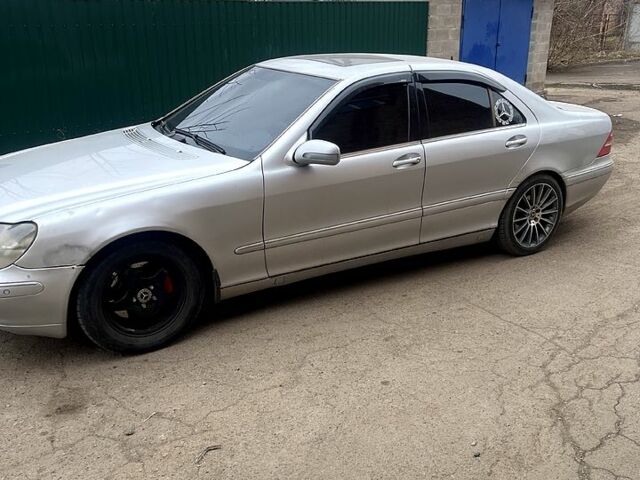 Сірий Мерседес С Клас, об'ємом двигуна 3.2 л та пробігом 320 тис. км за 6500 $, фото 1 на Automoto.ua