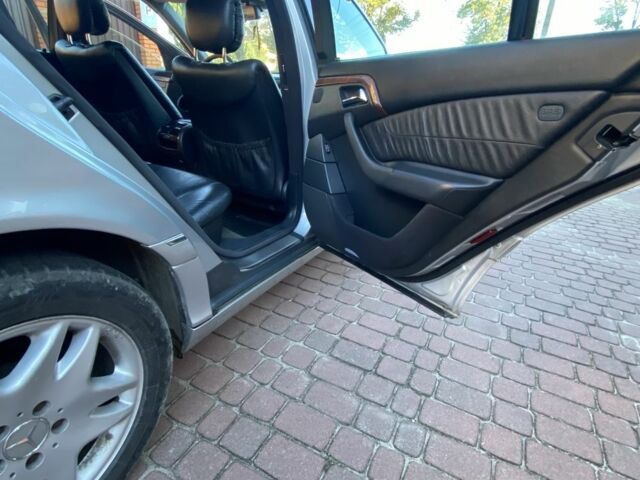 Серый Мерседес С Класс, объемом двигателя 3.2 л и пробегом 300 тыс. км за 5000 $, фото 3 на Automoto.ua