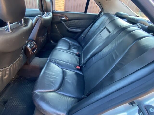 Серый Мерседес С Класс, объемом двигателя 3.2 л и пробегом 300 тыс. км за 5000 $, фото 4 на Automoto.ua