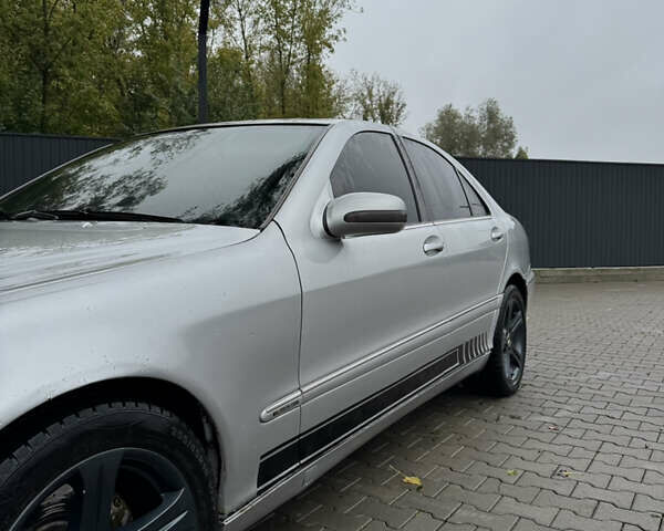 Серый Мерседес С Класс, объемом двигателя 3.2 л и пробегом 313 тыс. км за 3950 $, фото 2 на Automoto.ua