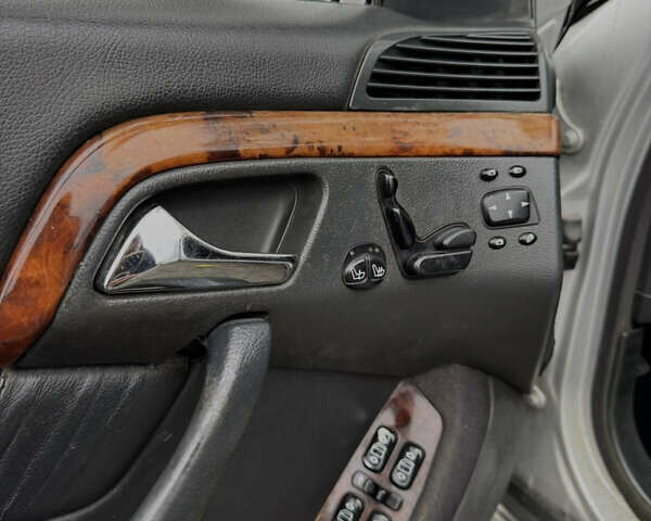 Серый Мерседес С Класс, объемом двигателя 3.2 л и пробегом 313 тыс. км за 3950 $, фото 11 на Automoto.ua