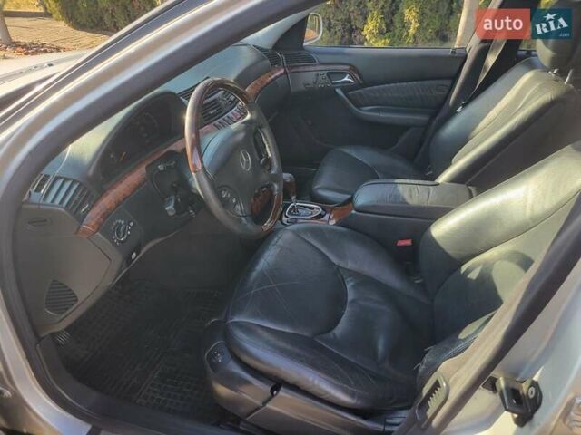 Сірий Мерседес С Клас, об'ємом двигуна 3.2 л та пробігом 300 тис. км за 4300 $, фото 28 на Automoto.ua