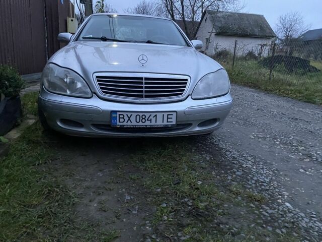Серый Мерседес С Класс, объемом двигателя 3.2 л и пробегом 300 тыс. км за 5000 $, фото 1 на Automoto.ua