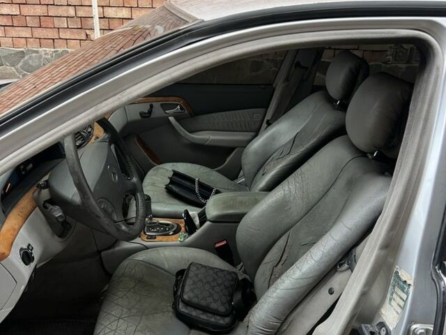 Сірий Мерседес С Клас, об'ємом двигуна 3.2 л та пробігом 300 тис. км за 3750 $, фото 6 на Automoto.ua