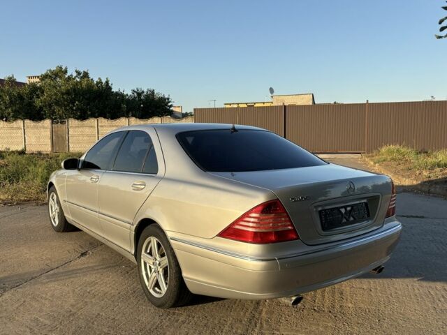 Серый Мерседес С Класс, объемом двигателя 3.7 л и пробегом 470 тыс. км за 2899 $, фото 5 на Automoto.ua