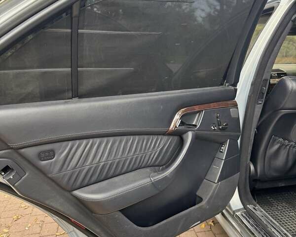 Сірий Мерседес С Клас, об'ємом двигуна 5 л та пробігом 270 тис. км за 5999 $, фото 2 на Automoto.ua