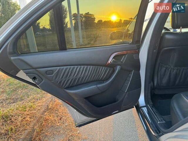 Серый Мерседес С Класс, объемом двигателя 4 л и пробегом 320 тыс. км за 6000 $, фото 20 на Automoto.ua