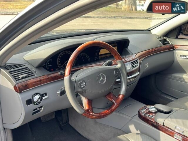Сірий Мерседес С Клас, об'ємом двигуна 4.7 л та пробігом 325 тис. км за 7300 $, фото 13 на Automoto.ua