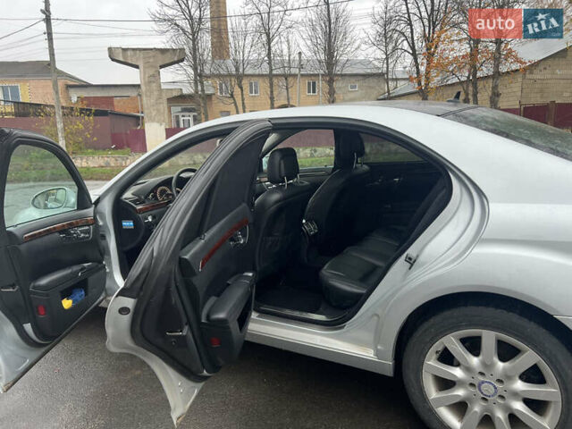 Серый Мерседес С Класс, объемом двигателя 3.5 л и пробегом 131 тыс. км за 10000 $, фото 1 на Automoto.ua