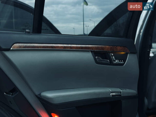 Серый Мерседес С Класс, объемом двигателя 5 л и пробегом 240 тыс. км за 8000 $, фото 14 на Automoto.ua