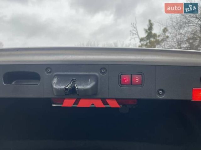 Серый Мерседес С Класс, объемом двигателя 3 л и пробегом 325 тыс. км за 9999 $, фото 9 на Automoto.ua