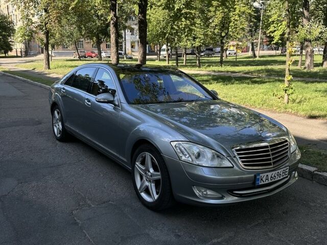 Сірий Мерседес С Клас, об'ємом двигуна 5.5 л та пробігом 312 тис. км за 6300 $, фото 1 на Automoto.ua