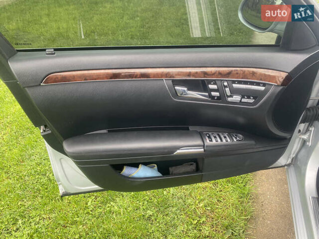 Сірий Мерседес С Клас, об'ємом двигуна 3.5 л та пробігом 245 тис. км за 11000 $, фото 18 на Automoto.ua
