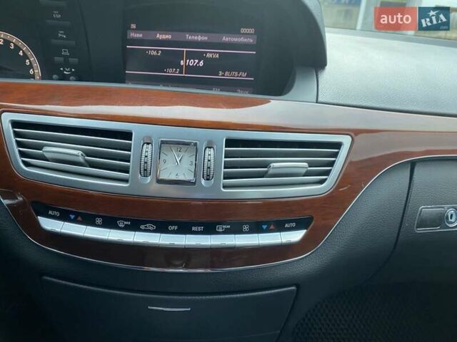 Серый Мерседес С Класс, объемом двигателя 3.5 л и пробегом 230 тыс. км за 11111 $, фото 12 на Automoto.ua