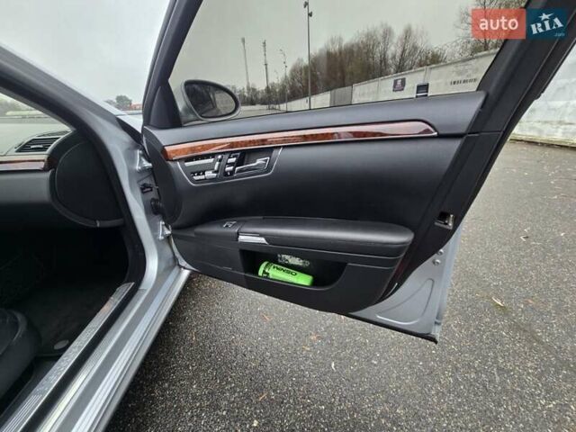 Серый Мерседес С Класс, объемом двигателя 5.5 л и пробегом 260 тыс. км за 10800 $, фото 17 на Automoto.ua