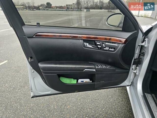 Серый Мерседес С Класс, объемом двигателя 5.5 л и пробегом 260 тыс. км за 10800 $, фото 21 на Automoto.ua