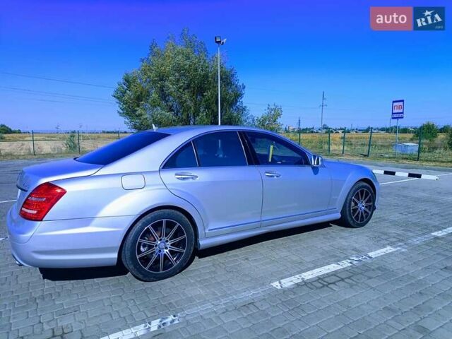 Сірий Мерседес С Клас, об'ємом двигуна 5 л та пробігом 193 тис. км за 10500 $, фото 1 на Automoto.ua