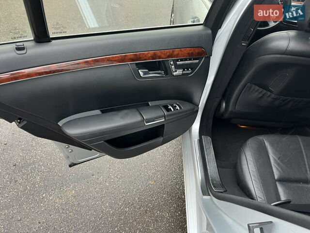 Серый Мерседес С Класс, объемом двигателя 2.99 л и пробегом 380 тыс. км за 11800 $, фото 17 на Automoto.ua