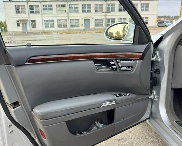Серый Мерседес С Класс, объемом двигателя 4.7 л и пробегом 395 тыс. км за 8999 $, фото 14 на Automoto.ua