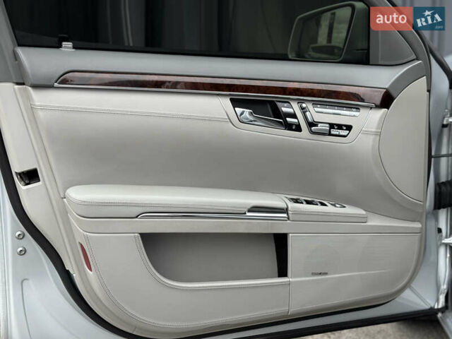 Сірий Мерседес С Клас, об'ємом двигуна 5.46 л та пробігом 218 тис. км за 13200 $, фото 12 на Automoto.ua