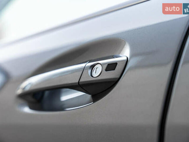 Серый Мерседес С Класс, объемом двигателя 6.21 л и пробегом 34 тыс. км за 80000 $, фото 30 на Automoto.ua