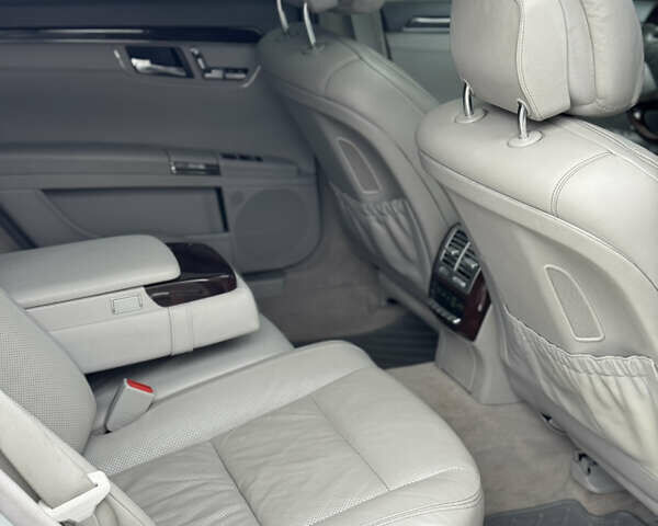 Сірий Мерседес С Клас, об'ємом двигуна 5.46 л та пробігом 218 тис. км за 13200 $, фото 22 на Automoto.ua