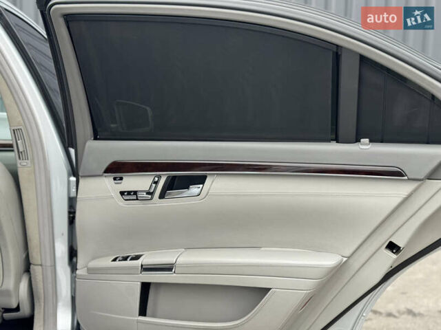 Сірий Мерседес С Клас, об'ємом двигуна 5.46 л та пробігом 218 тис. км за 13200 $, фото 20 на Automoto.ua