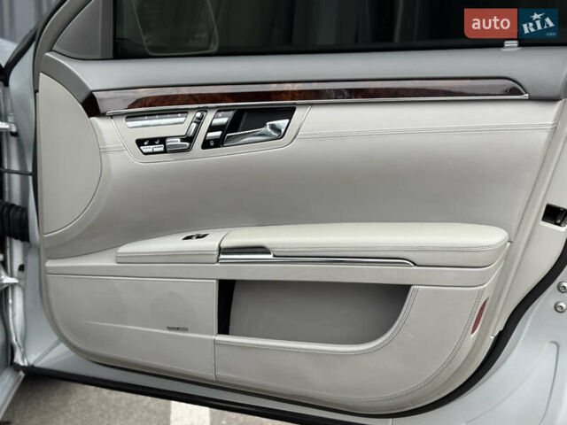 Сірий Мерседес С Клас, об'ємом двигуна 5.46 л та пробігом 218 тис. км за 13200 $, фото 16 на Automoto.ua