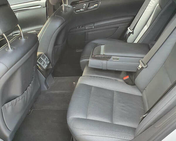 Серый Мерседес С Класс, объемом двигателя 4.7 л и пробегом 130 тыс. км за 26000 $, фото 6 на Automoto.ua