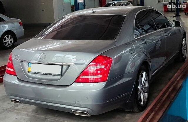 Серый Мерседес С Класс, объемом двигателя 4.7 л и пробегом 219 тыс. км за 24000 $, фото 2 на Automoto.ua