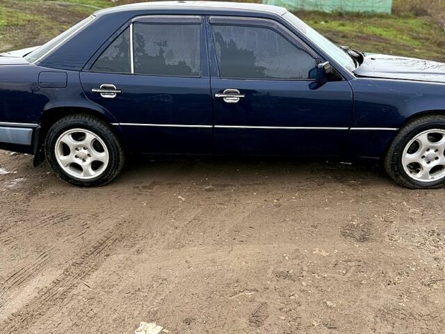 Синий Мерседес С Класс, объемом двигателя 2.8 л и пробегом 123 тыс. км за 2200 $, фото 3 на Automoto.ua