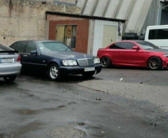 Синий Мерседес С Класс, объемом двигателя 4.2 л и пробегом 420 тыс. км за 4500 $, фото 4 на Automoto.ua